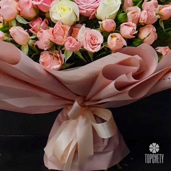 Букет из 25 кустовых роз 50см