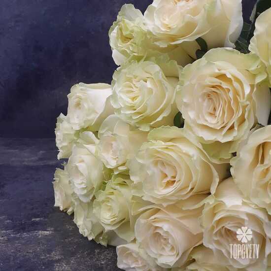 Букет из 21 белой розы Мондиаль 70см