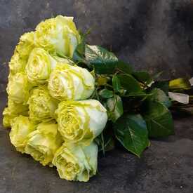 Букет из 19 желтых пионовидных роз Лимонад 50см