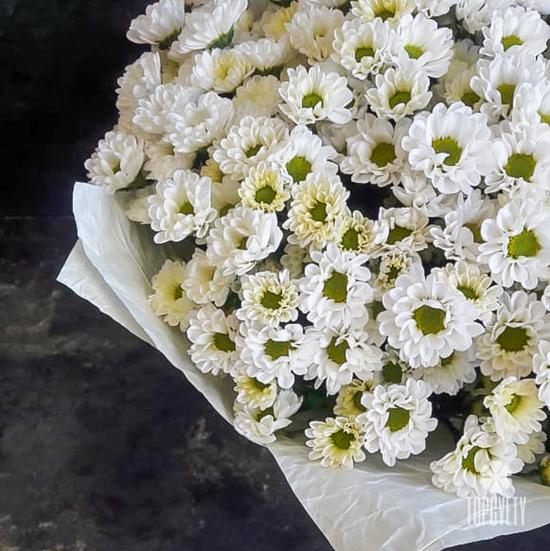 Букет их 21 белой кустовой хризантемы Сантини