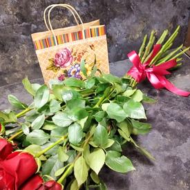 Букет из 17 красных роз Эксплорер 70см