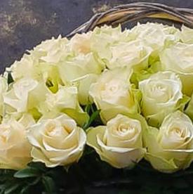Букет из 101 белой розы в корзине