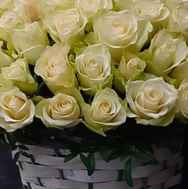 Букет из 101 белой розы в корзине