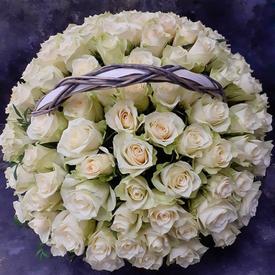 Букет из 101 белой розы в корзине