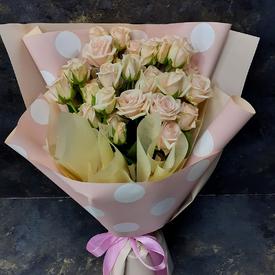 Букет из 7 веток кремовых кустовых роз 