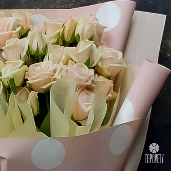 Букет из 7 веток кремовых кустовых роз 