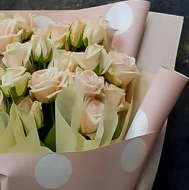 Букет из 7 веток кремовых кустовых роз 