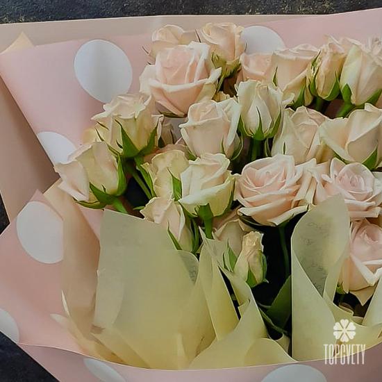 Букет из 7 веток кремовых кустовых роз 