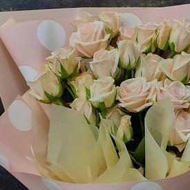 Букет из 7 веток кремовых кустовых роз 