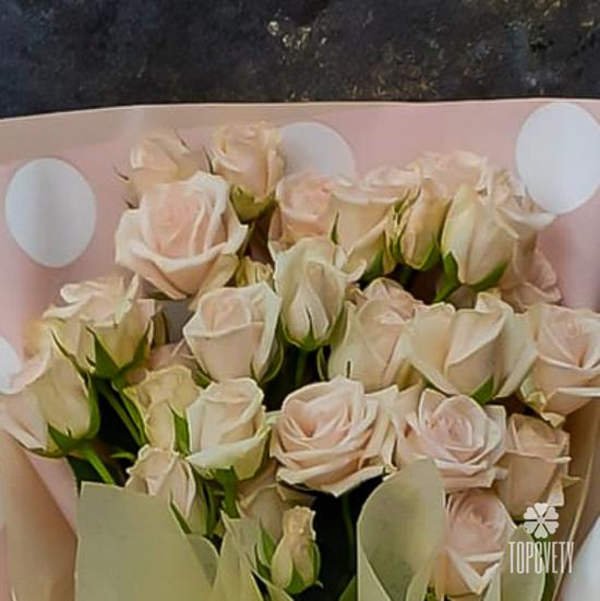 Букет из 7 веток кремовых кустовых роз 