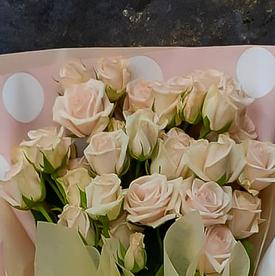 Букет из 7 веток кремовых кустовых роз 