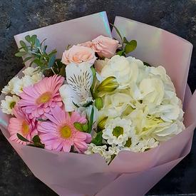 Букет из гортензий, хризантем и гербер 