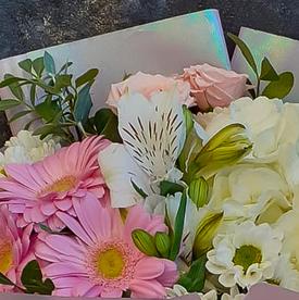 Букет из гортензий, хризантем и гербер 