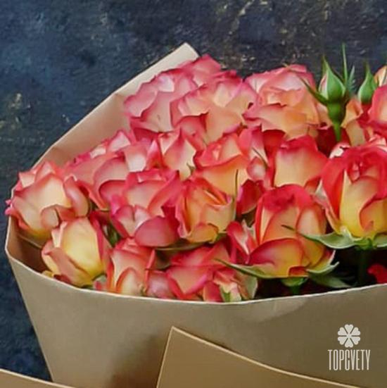 Букет из 7 желто-красных кустовых роз 70см