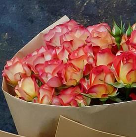 Букет из 7 желто-красных кустовых роз 70см