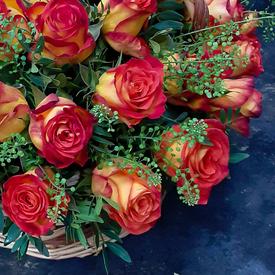 Букет из 51 оранжевой розы в корзине 40см