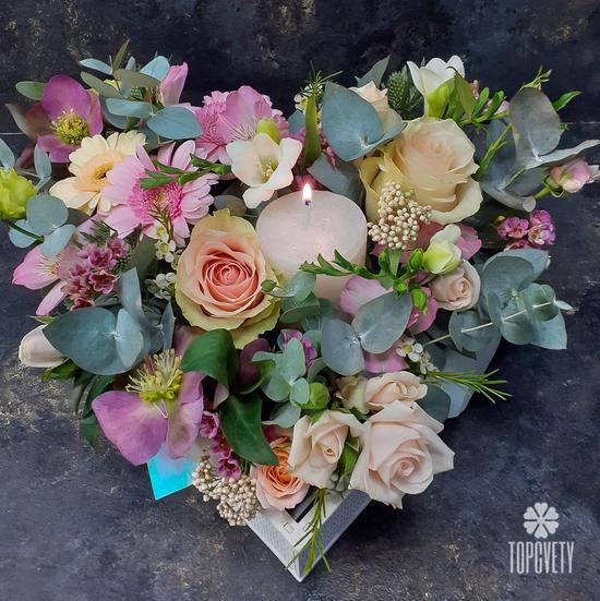Букет в форме сердца из роз и гермини со свечой