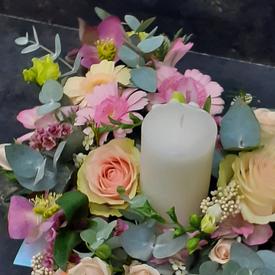 Букет в форме сердца из роз и гермини со свечой