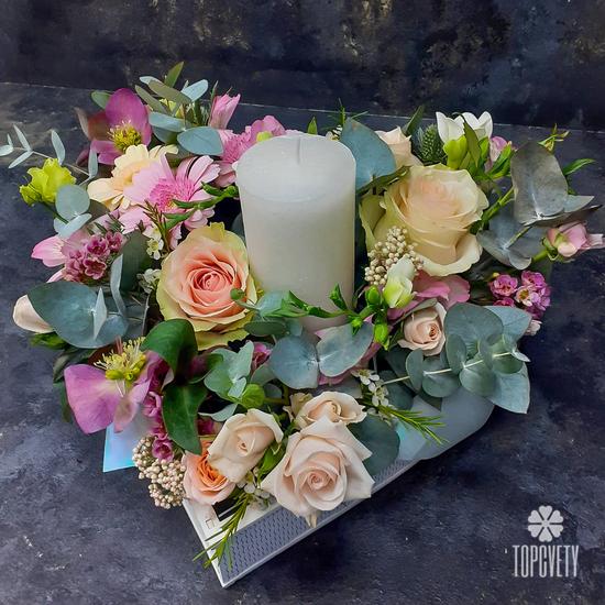 Букет в форме сердца из роз и гермини со свечой