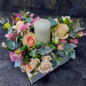 Букет в форме сердца из роз и гермини со свечой