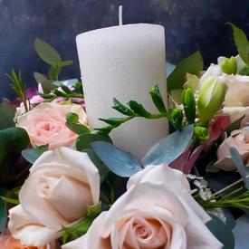 Букет в форме сердца из роз и гермини со свечой