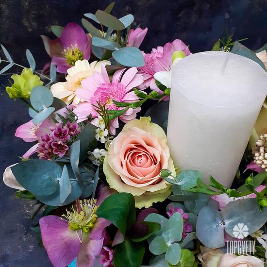 Букет в форме сердца из роз и гермини со свечой