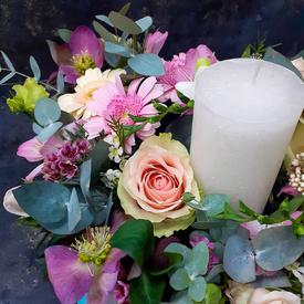 Букет в форме сердца из роз и гермини со свечой