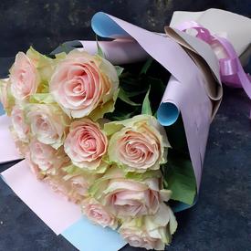 Букет из 15 бело-розовых сортовых роз 50см