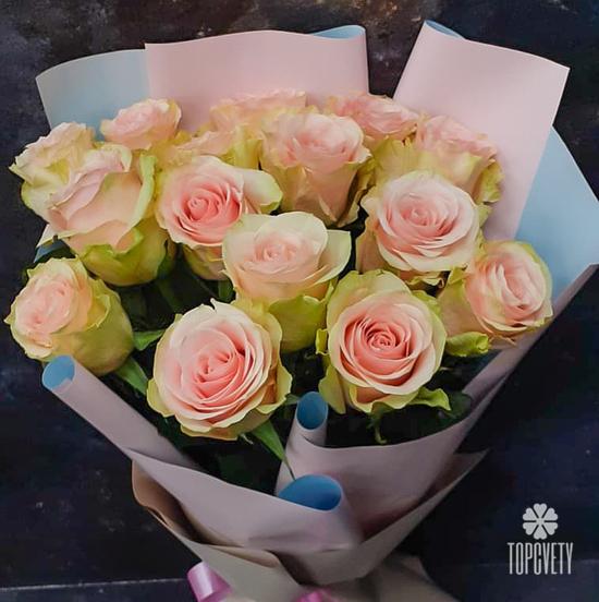 Букет из 15 бело-розовых сортовых роз 50см