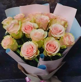 Букет из 15 бело-розовых сортовых роз 50см