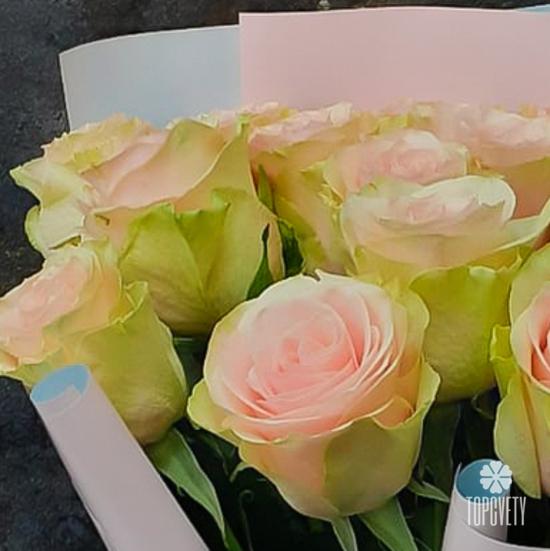 Букет из 15 бело-розовых сортовых роз 50см