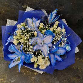 Букет из лилий, роз и гипсофилы