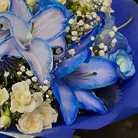 Букет из лилий, роз и гипсофилы