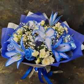 Букет из лилий, роз и гипсофилы