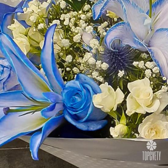 Букет из лилий, роз и гипсофилы