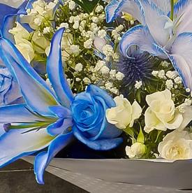 Букет из лилий, роз и гипсофилы