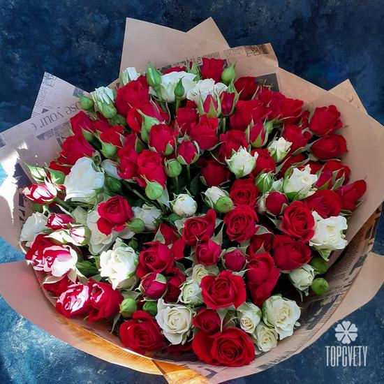 Букет из 19 кустовых красных и белых роз 50см