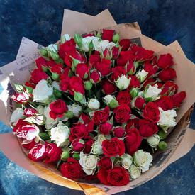 Букет из 19 кустовых красных и белых роз 50см