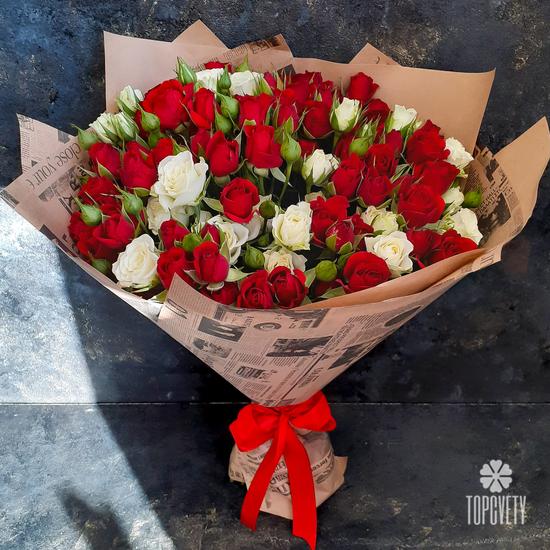 Букет из 19 кустовых красных и белых роз 50см