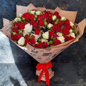 Букет из 19 кустовых красных и белых роз 50см