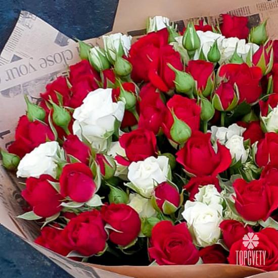 Букет из 19 кустовых красных и белых роз 50см