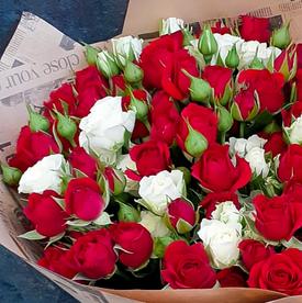 Букет из 19 кустовых красных и белых роз 50см