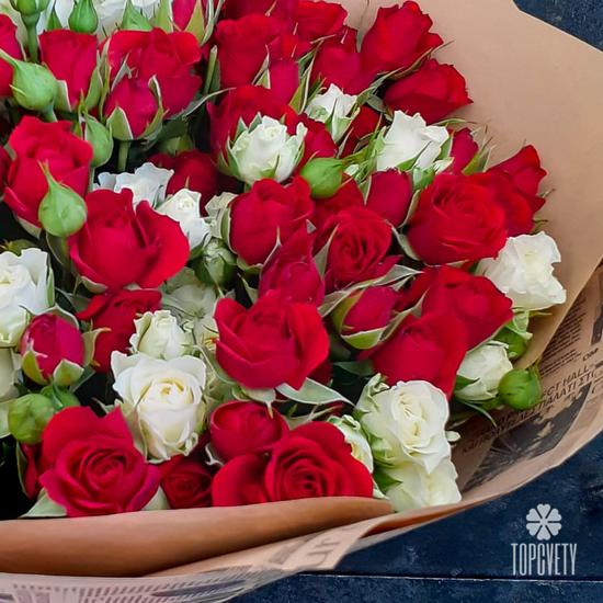 Букет из 19 кустовых красных и белых роз 50см