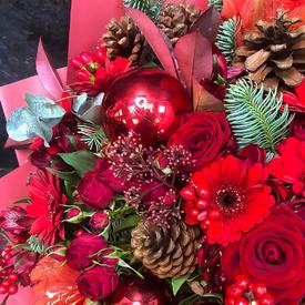 Букет из роз, гербер и нобилиса