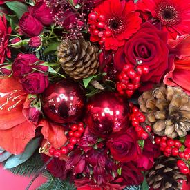 Букет из роз, гербер и нобилиса