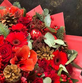 Букет из роз, гербер и нобилиса