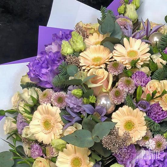 Букет из гортензий, кустовых роз и гербер 