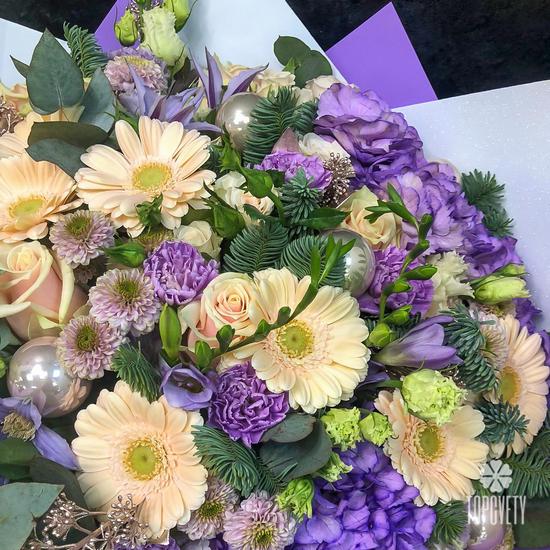 Букет из гортензий, кустовых роз и гербер 