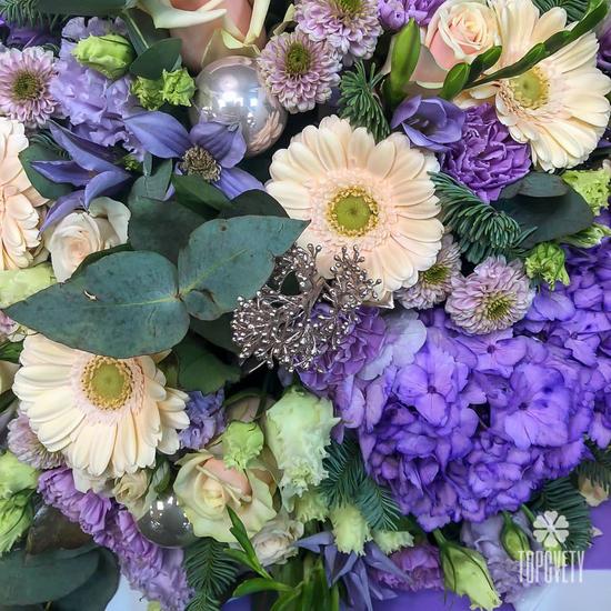 Букет из гортензий, кустовых роз и гербер 