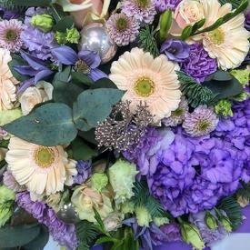 Букет из гортензий, кустовых роз и гербер 